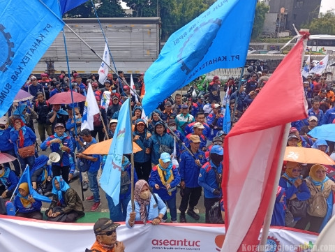 Buruh KSPI dan KSPSI AGN Kepung DPR RI Tuntut UU Ketenagakerjaan Baru Pasca Putusan MK