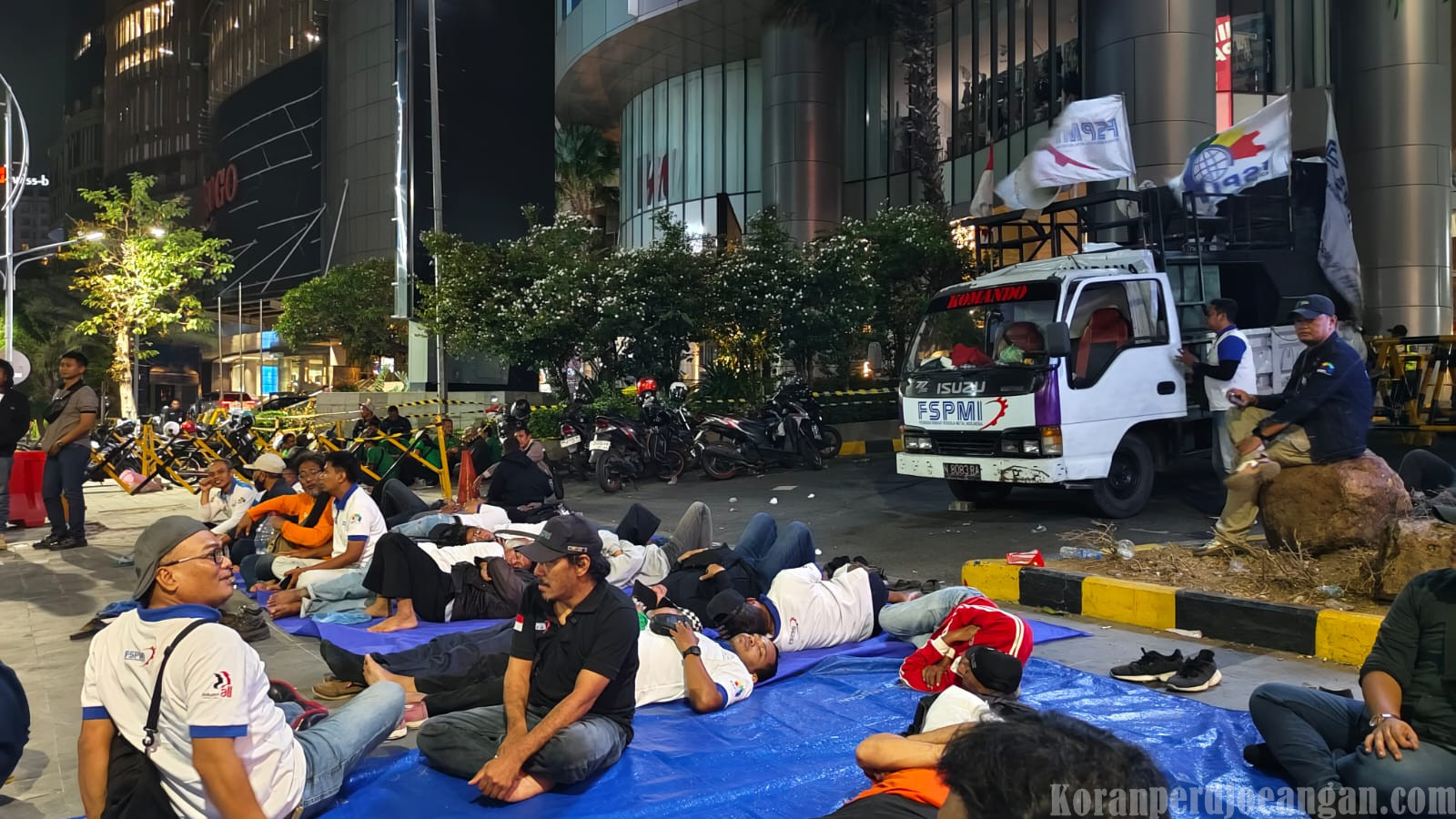 Tuntut Pembayaran Upah, Buruh Pakerin Menginap di Depan Kondominium Regency