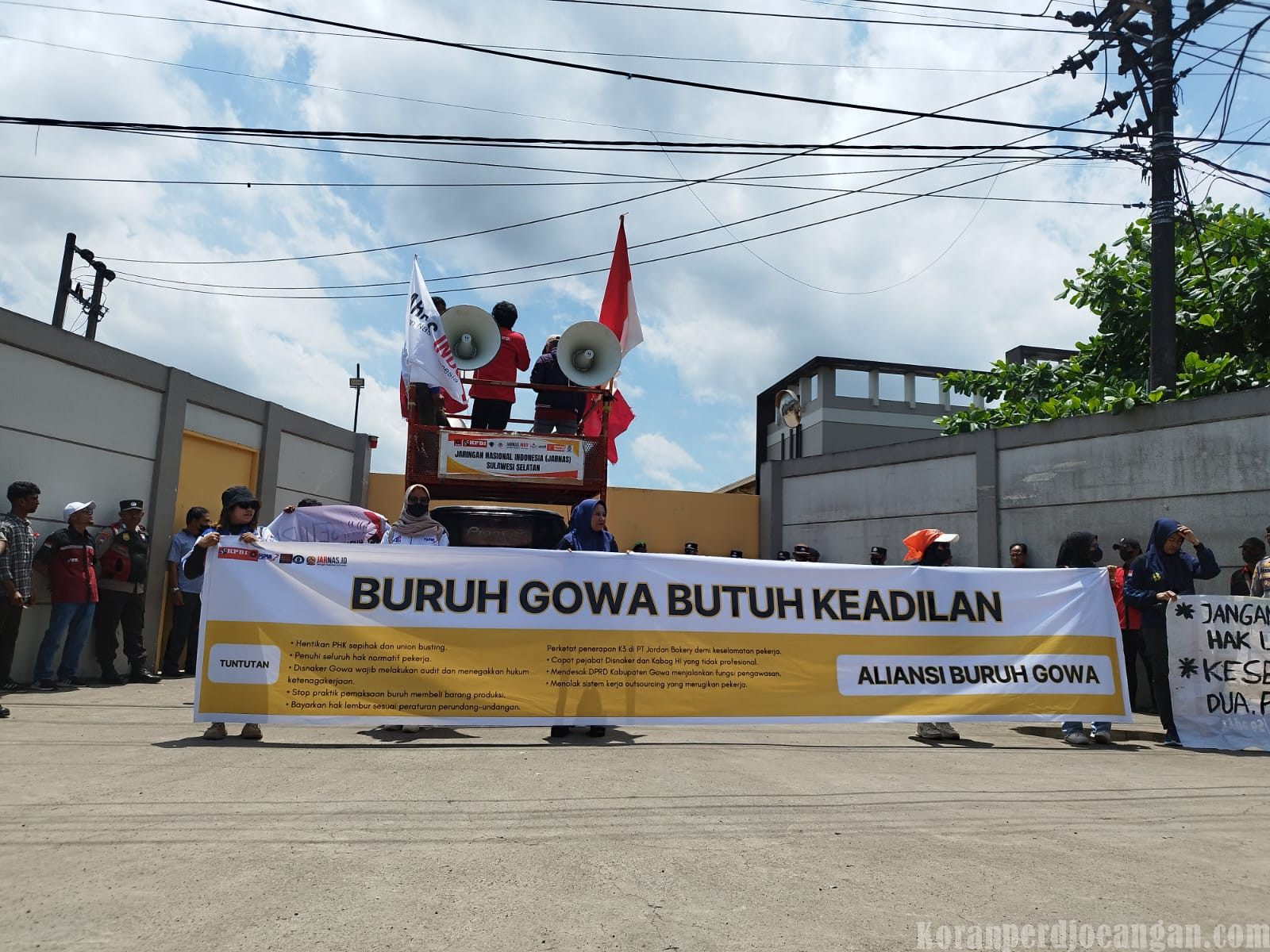 Tragis! Pekerja PT Jordan Bakery Tak Diberi Izin Rawat Orang Tua Sakit, ABG Geruduk Perusahaan