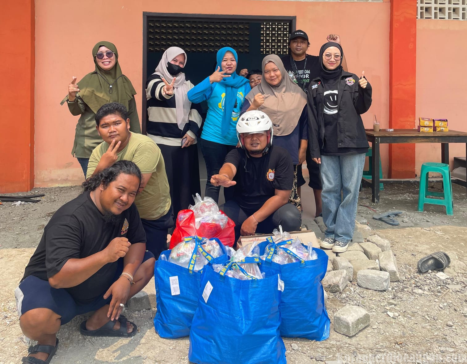 FSPMI dan Omah Buruh Bekasi Kembali Bagikan Nasi Jumat Berkah