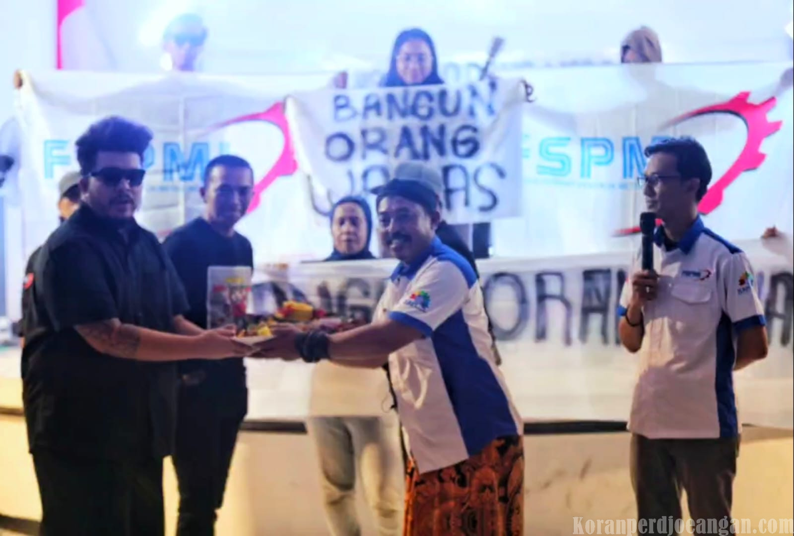 Tiga Makna Potong Tumpeng FSPMI di Wisata Orang Waras Surabaya