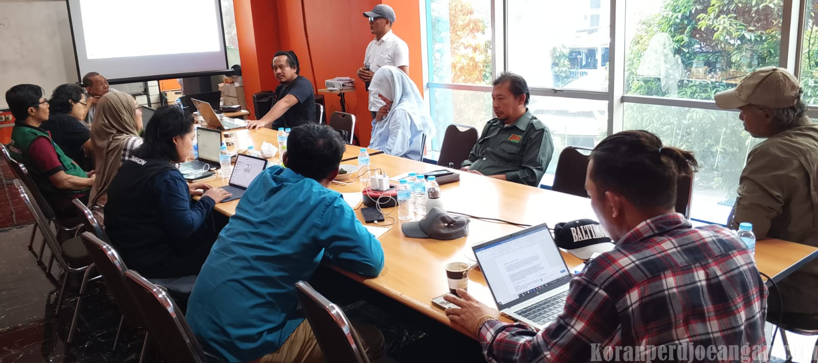 Diskusi Intensif Peserta KSPI Production Group Bahas Modul Training Hak Dasar Pekerja