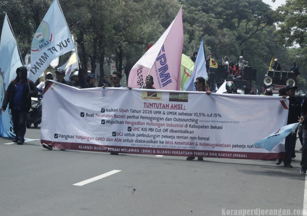 Massa Aksi Aliansi BBM & PERAK Longmarch Menuju Kantor Bupati Bekasi
