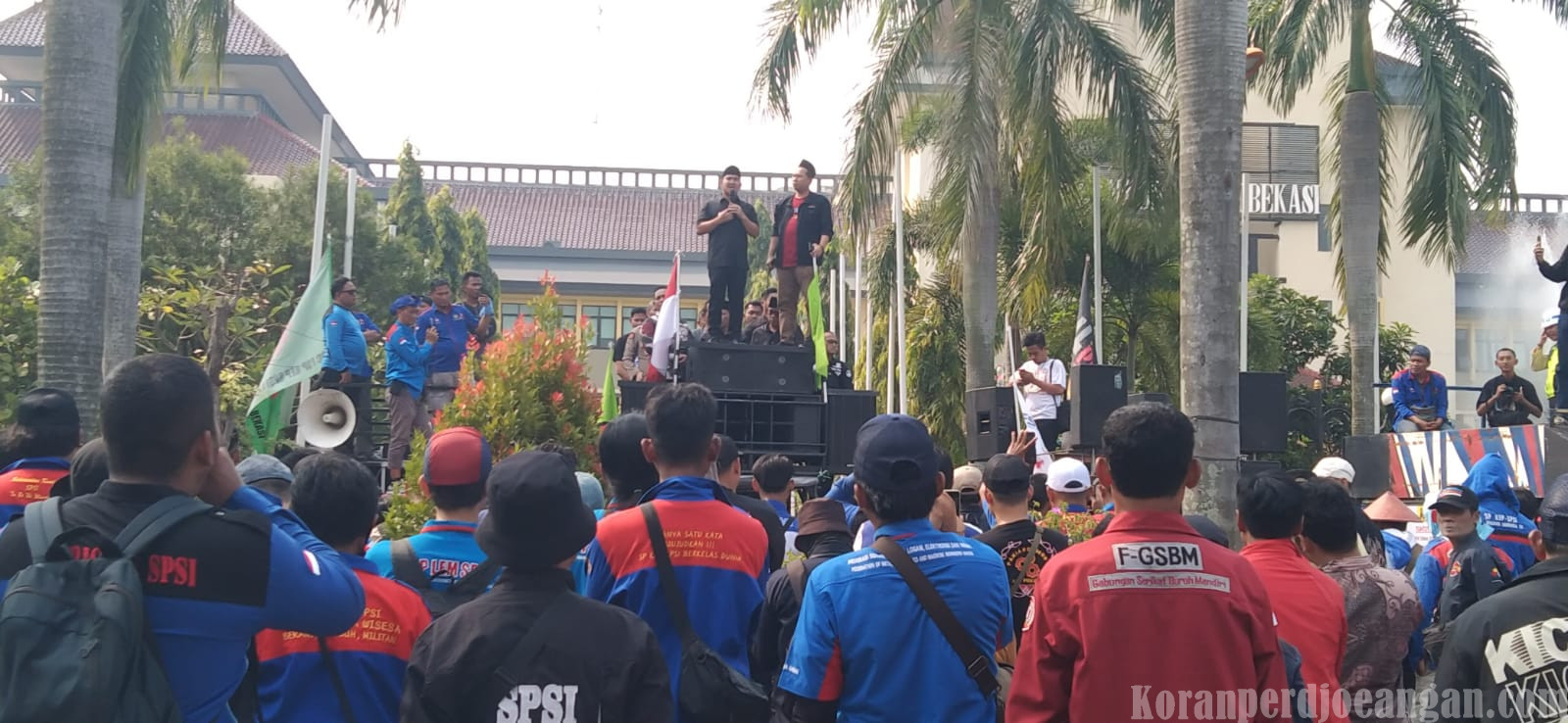 Naik Mobil Komando, Bupati Bekasi Temui Massa Aliansi BBM dan PERAK