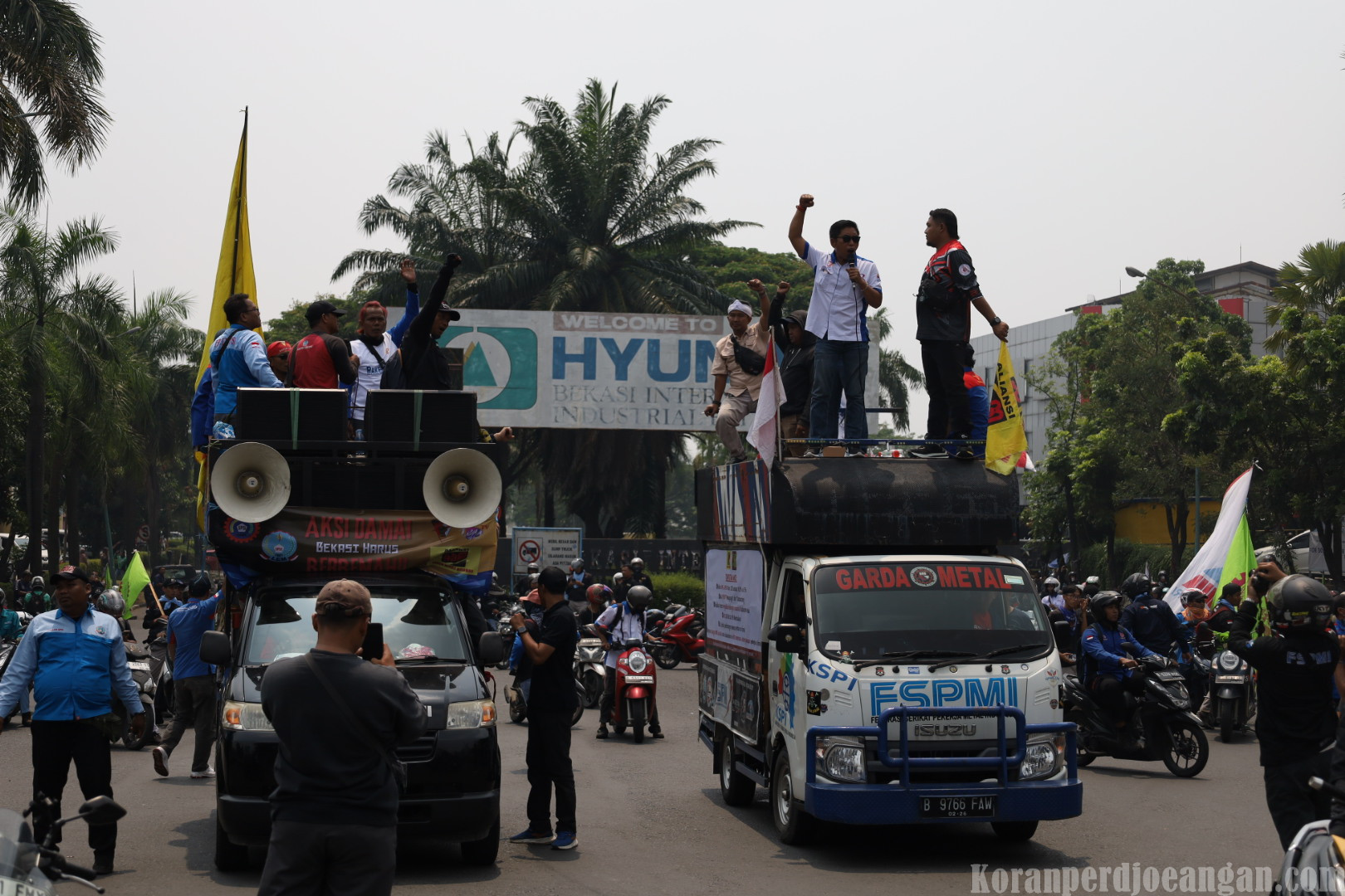 Pertigaan Hyundai Jadi Titik Kumpul Massa Aksi Aliansi BBM & PERAK Sebelum Menuju Pemda Bekasi