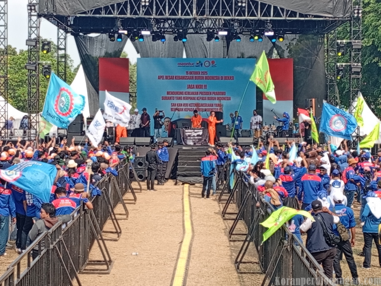 Dalam Apel Besar Kebangsaan Buruh Indonesia, KSPI dan KSPSI AGN Serukan Sahkan RUU Ketenagakerjaan