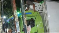 Kabel Semrawut Tersangkut Truk di Depan Kelurahan Padurenan Timbulkan Percikan Api Kabel Semrawut Tersangkut Truk di Depan Kelurahan Padurenan Timbulkan Percikan Api
