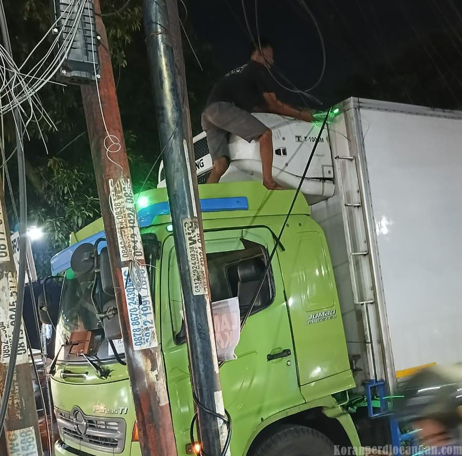 Kabel Semrawut Tersangkut Truk di Depan Kelurahan Padurenan Timbulkan Percikan Api