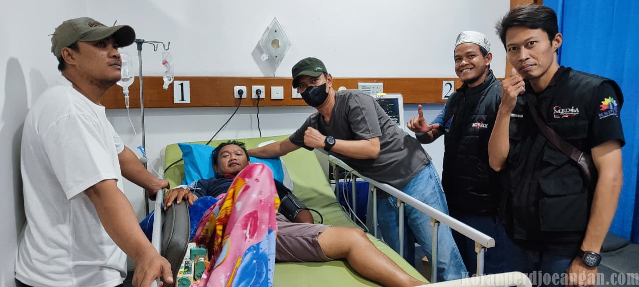 PUK SPL FSPMI PT. Saranacentral Bajatama Jenguk Pengurus yang Dirawat di RSUD Karawang