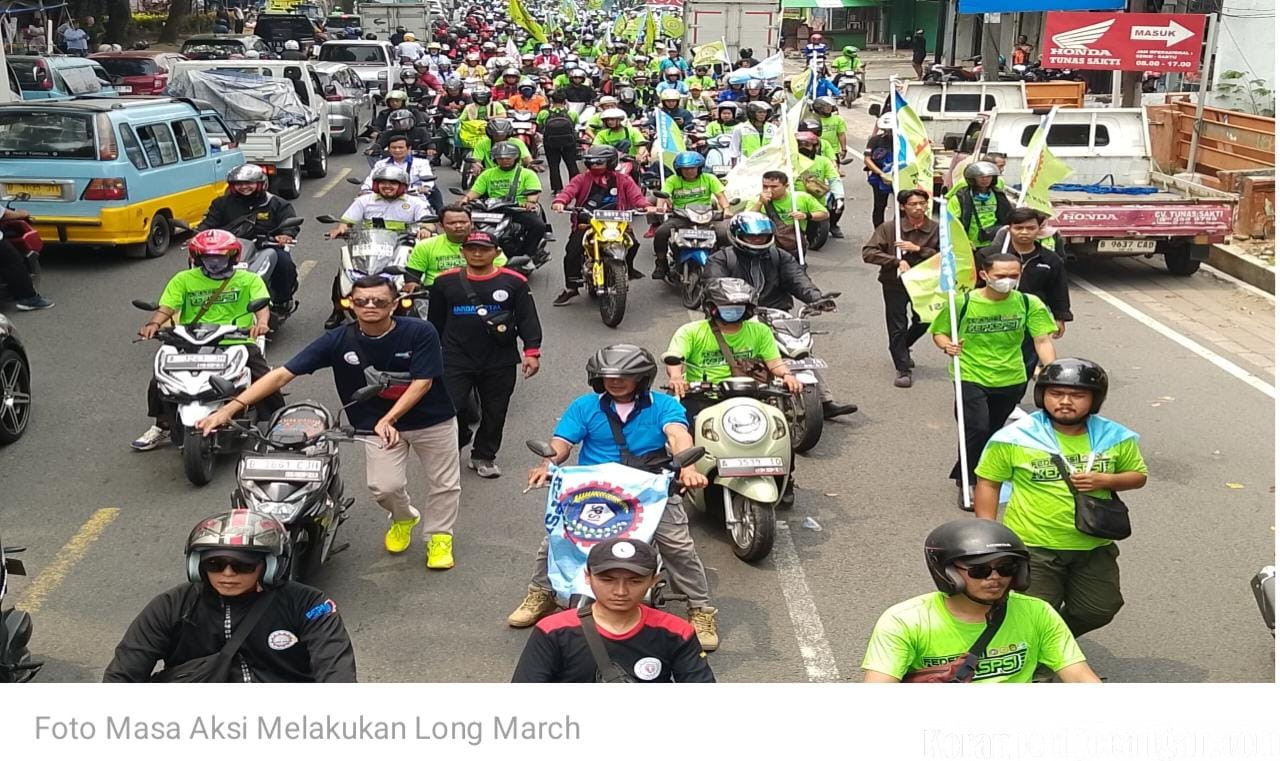 Massa Buruh Long March Menuju Pusat Pemerintahan Kota Tangerang