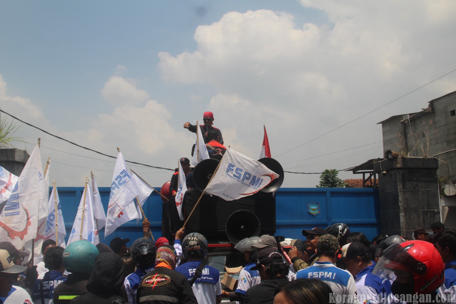 Buruh FSPMI Bandung Raya Kepung PT SJI: Tuntut Keadilan untuk Pengurus yang Di-PHK