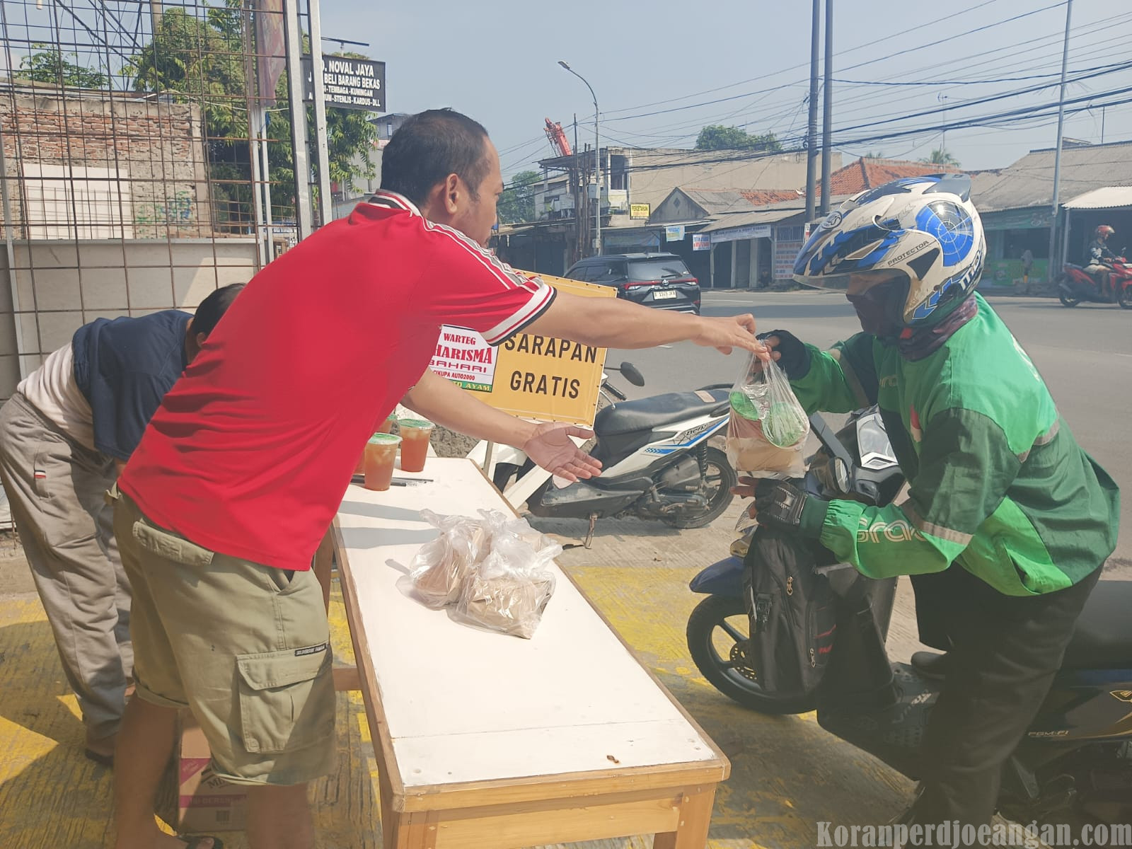 Jumat berkah: Sarapan Gratis masyarakat Sekitar Cikupa