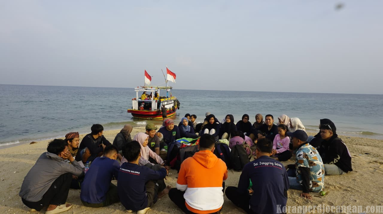 Serikat Pekerja FSPMI PT SAI mengedukasi pentingnya menjaga lingkungan lewat gerakan bersih pantai