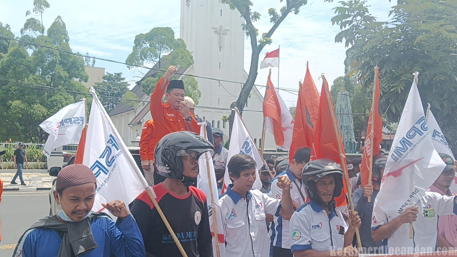 Buruh Sumut Gruduk Kantor Gubsu, Tuntut Kenaikan UMP 10,5 % Dan Perumahan Subsidi