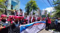 Buruh Makassar Datangi Kantor Pemerintahan Daerah Suarakan HOSTUM Buruh Makassar Datangi Kantor Pemerintahan Daerah Suarakan HOSTUM