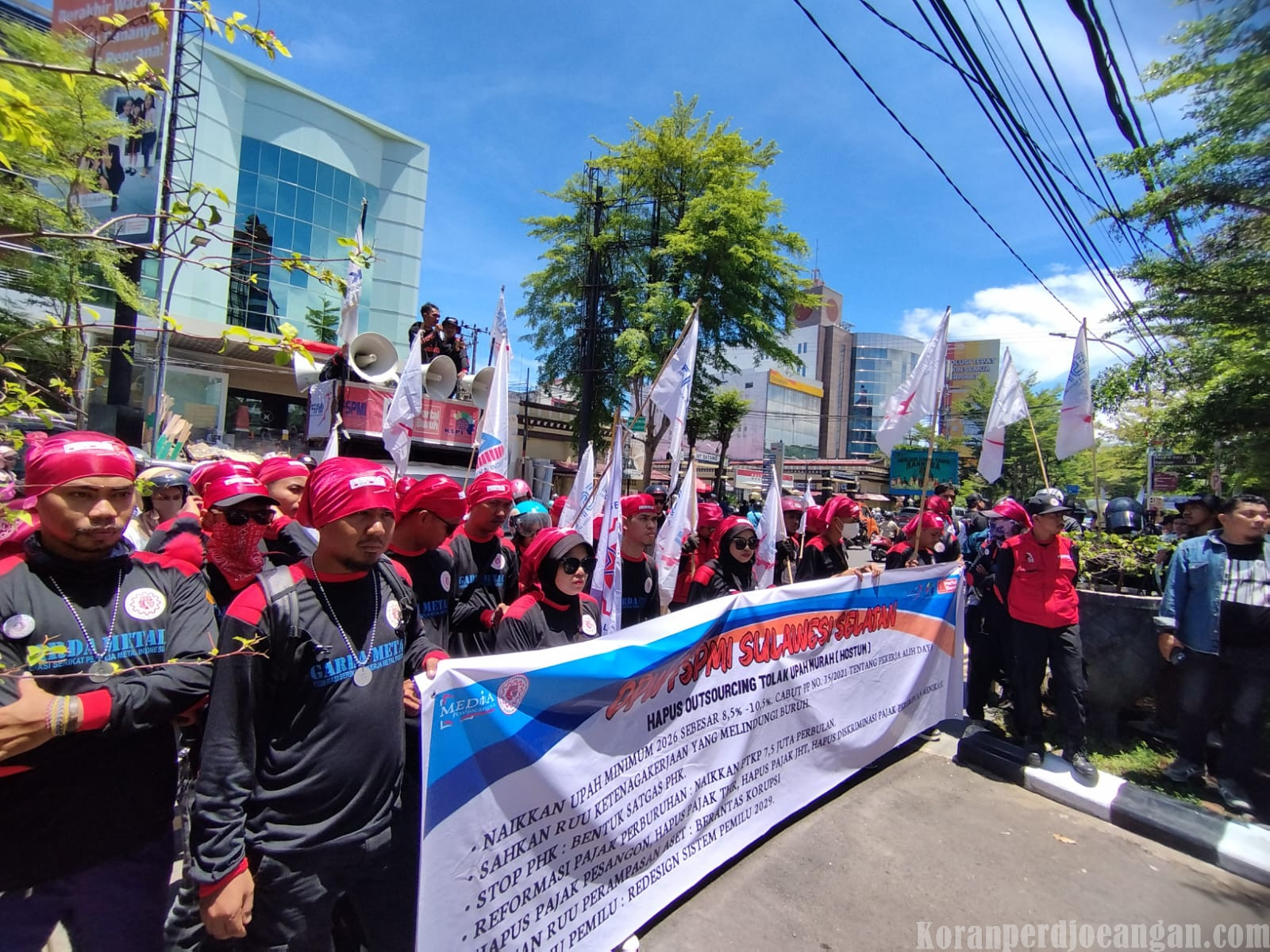 Buruh Makassar Datangi Kantor Pemerintahan Daerah Suarakan HOSTUM