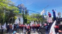Ratusan Buruh FSPMI Sulsel Geruduk Kantor Wali Kota Makassar, Desak Kenaikan Upah dan Reformasi Kebijakan Ketenagakerjaan Ratusan Buruh FSPMI Sulsel Geruduk Kantor Wali Kota Makassar, Desak Kenaikan Upah dan Reformasi Kebijakan Ketenagakerjaan