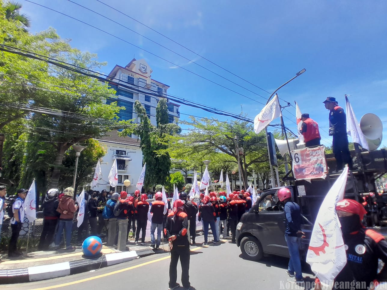 Ratusan Buruh FSPMI Sulsel Geruduk Kantor Wali Kota Makassar, Desak Kenaikan Upah dan Reformasi Kebijakan Ketenagakerjaan