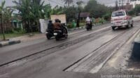 Mengeruk Aspal Tanpa Segera Menutup Menyebabkan Rawan Kecelakaan