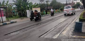 Mengeruk Aspal Tanpa Segera Menutup Menyebabkan Rawan Kecelakaan
