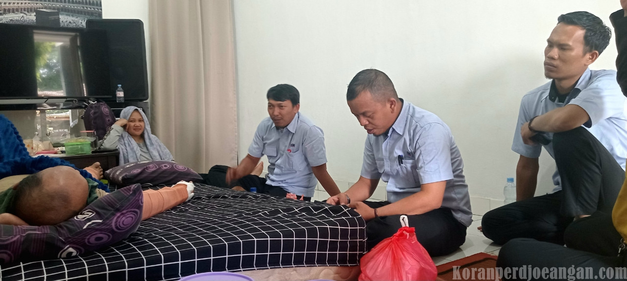 Pengurus PUK SPAMK FSPMI PT FIM Menjenguk Anggota yang Mengalami Musibah Pembegalan
