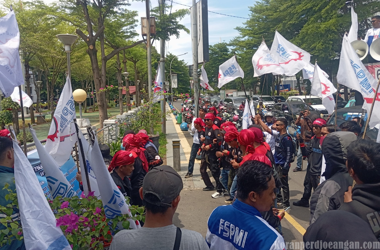 Kawal Upah 2026: Buruh Sambangi Kantor Walikota Makassar