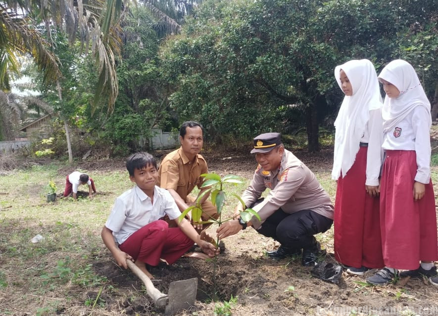Subsektor Kepolisian Pelalawan Gelar Tanam Sejuta Pohon Bersama SDN 014 Delik