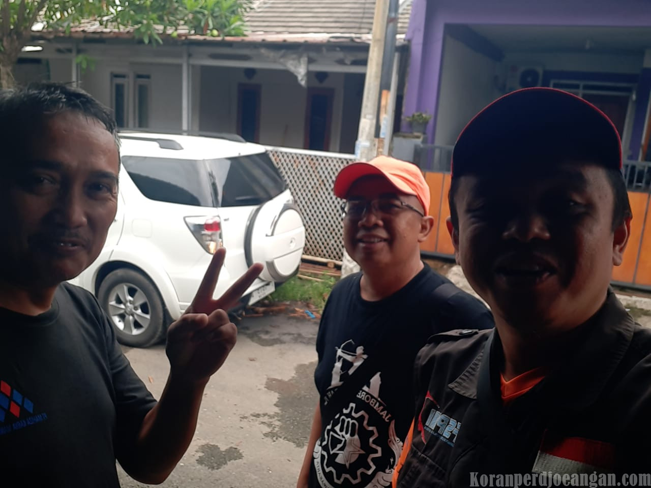 Sekretaris KC dan Bendahara PC SPAMK FSPMI Purwakarta Jenguk Ketua PC SPEE yang Sakit