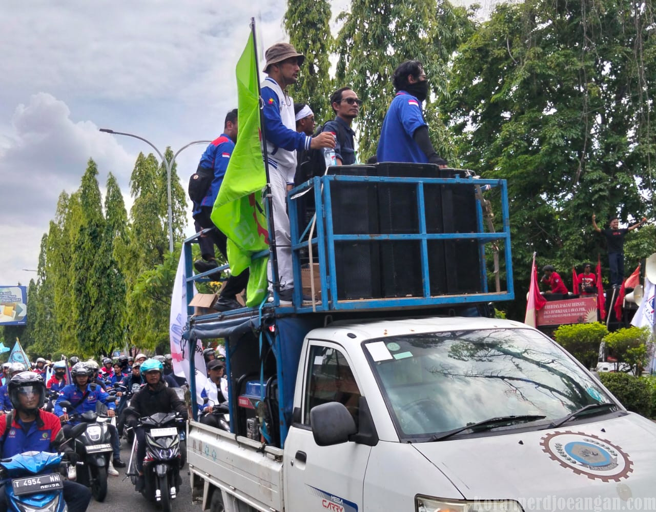 Ribuan Massa “Karawang Poek” Gruduk Pemda! Buruh, Petani, dan Mahasiswa Satu Suara Desak Cabut Perbup 19/2025