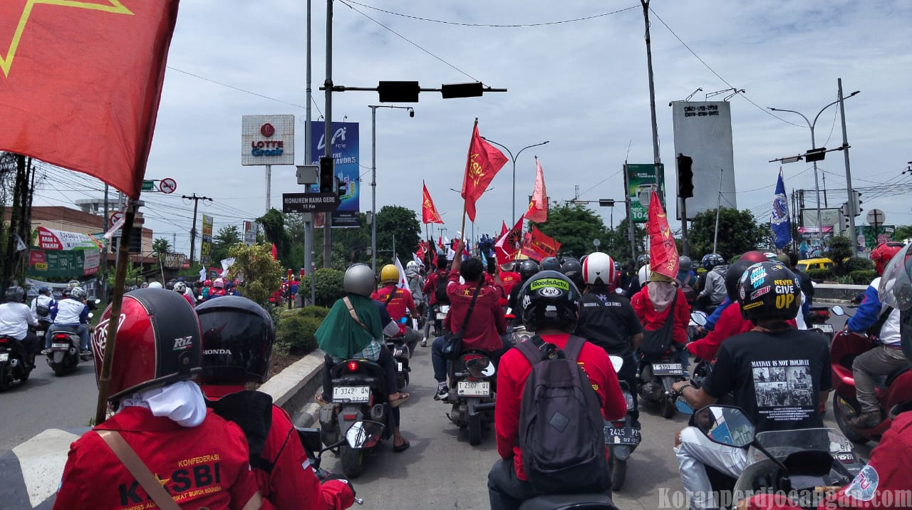 Karawang Poek Membara: Ribuan Buruh dan Mahasiswa Padati Jalan Surotokunto, Suara Perlawanan Menggema Hingga Pemda Karawang