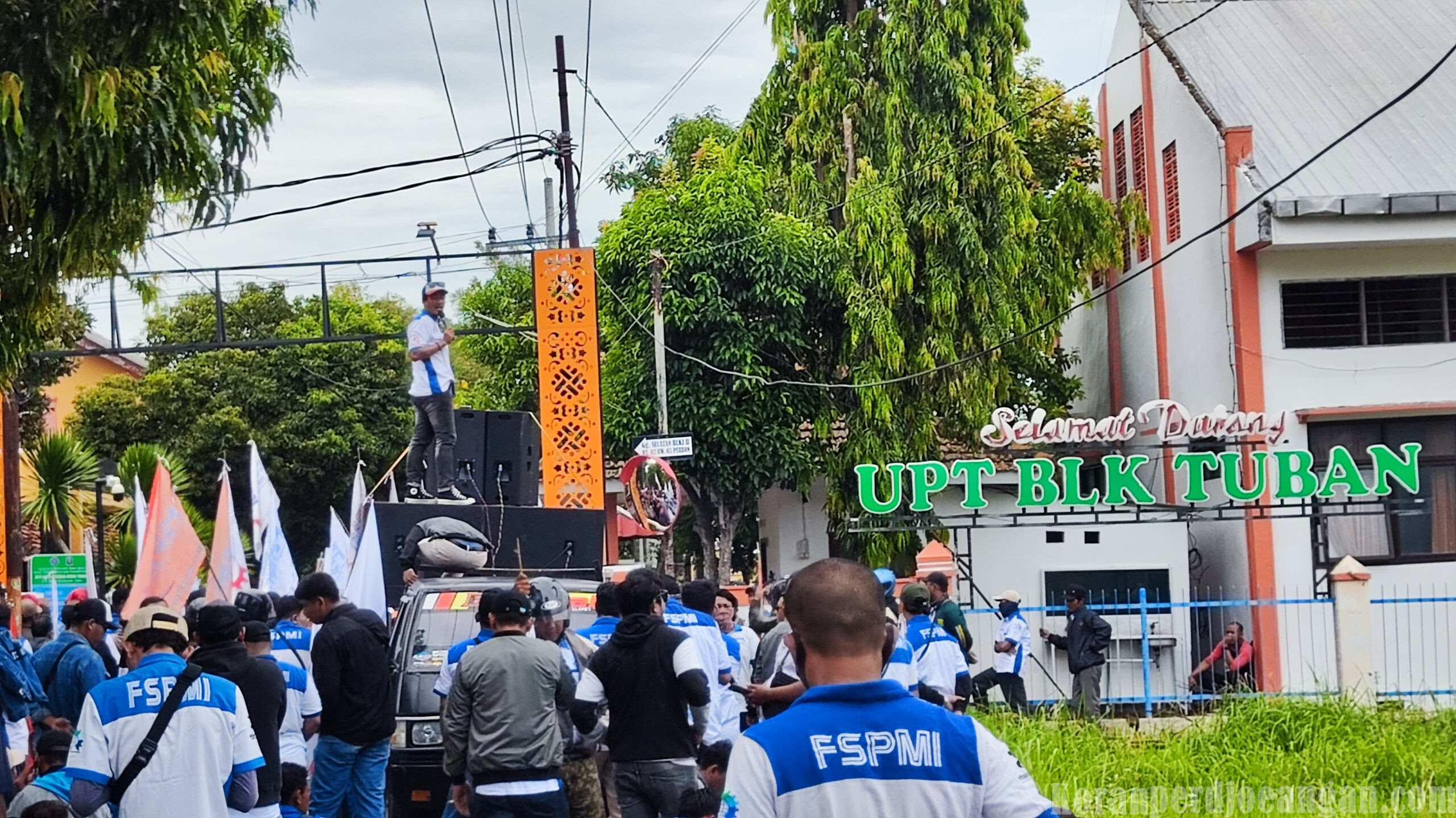 Ratusan Buruh FSPMI Geruduk Kantor Pengawas Tenaga Kerja Tuban, Tuntut Pembayaran Kompensasi PKWT