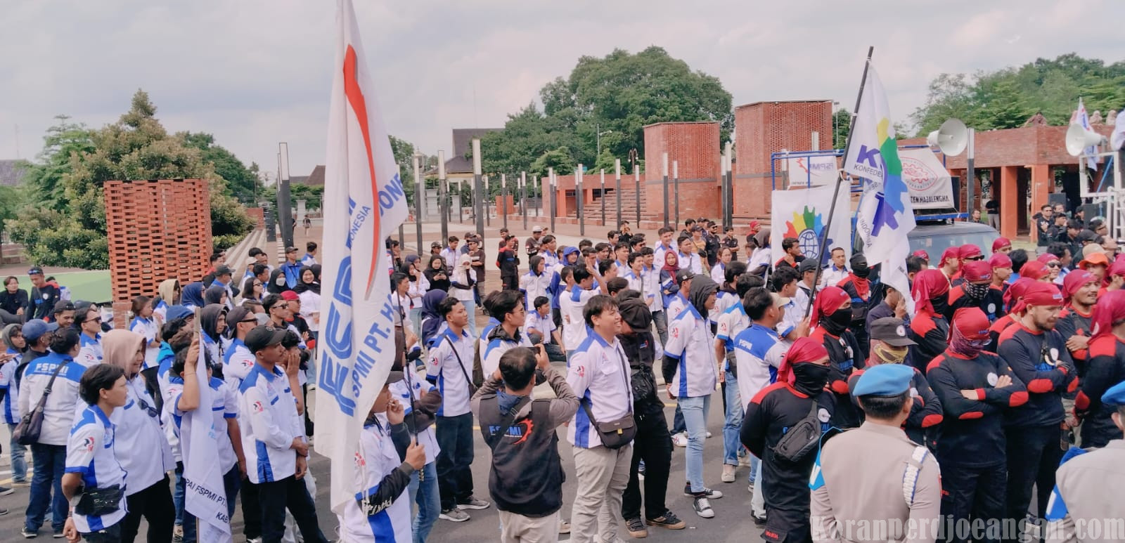 Kenaikan Upah Tak Kunjung Dibahas, Ribuan Buruh Datangi Kantor Bupati Majalengka