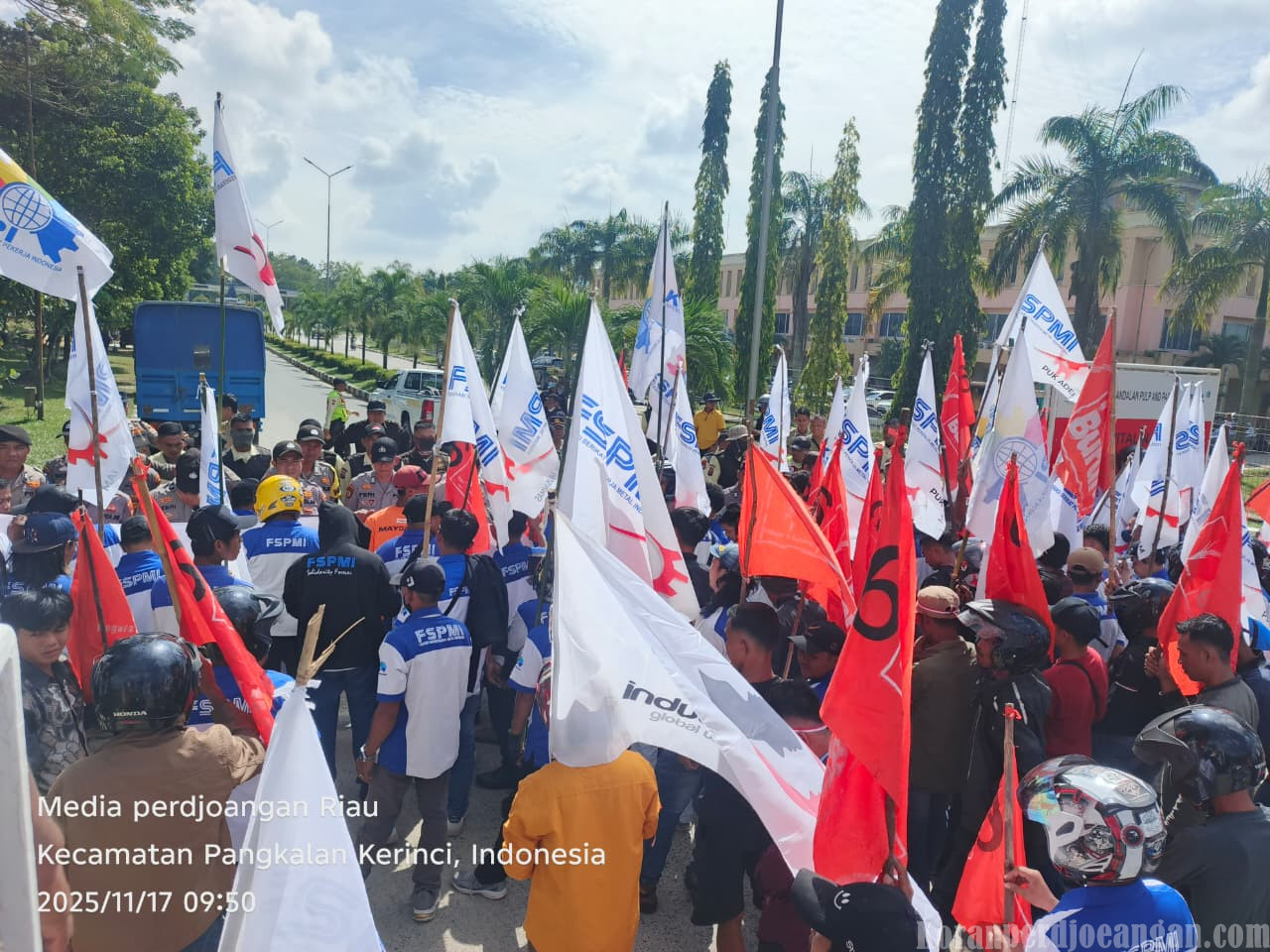 Aksi Unjuk Rasa FSPMI Pelalawan Berujung Ricuh, Anggota Diserang Oknum Security PT. RAPP