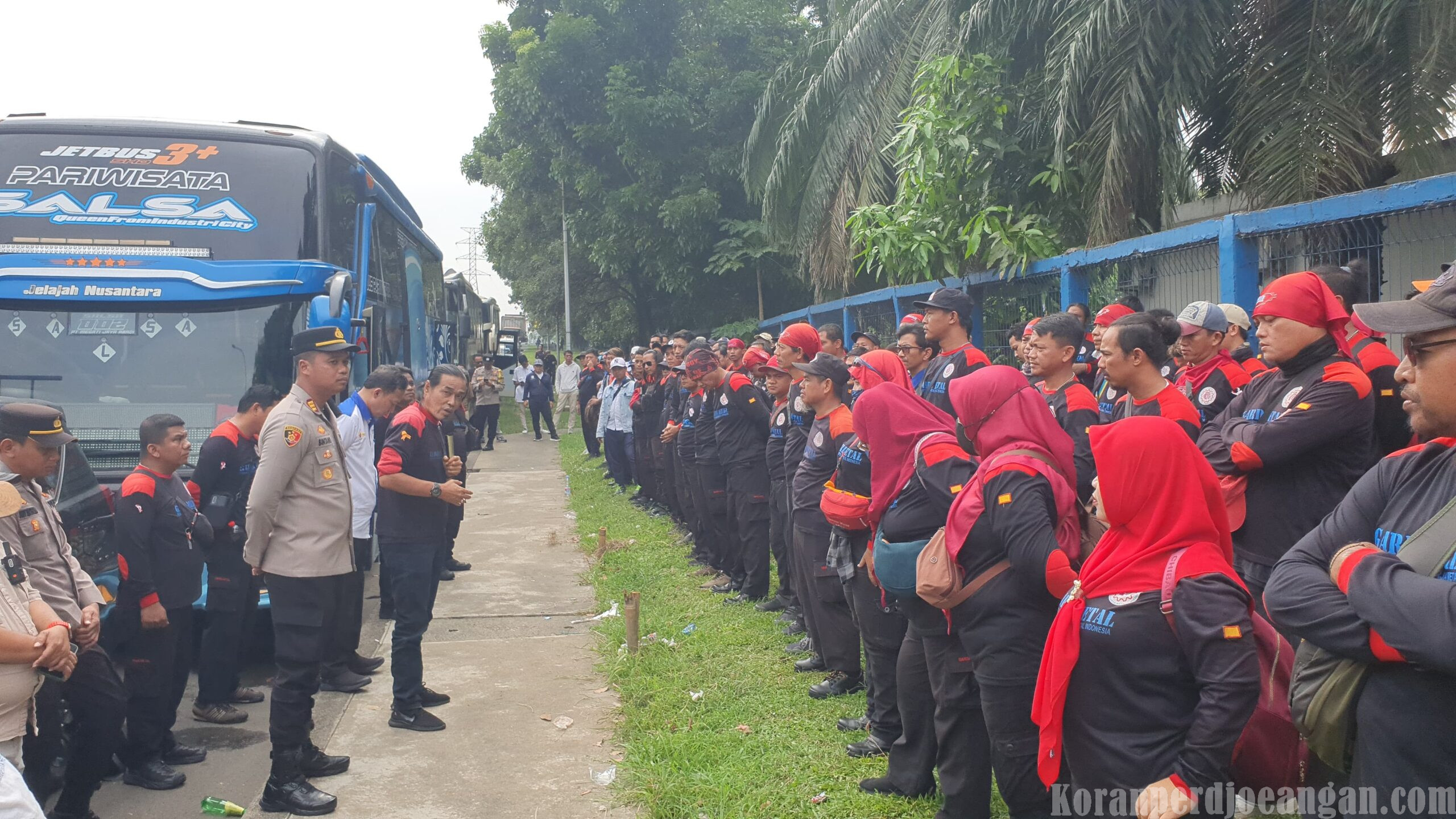Briefing Massa Buruh FSPMI di Kawasan MM2100 Sebelum Aksi di Gedung Mahkamah Agung