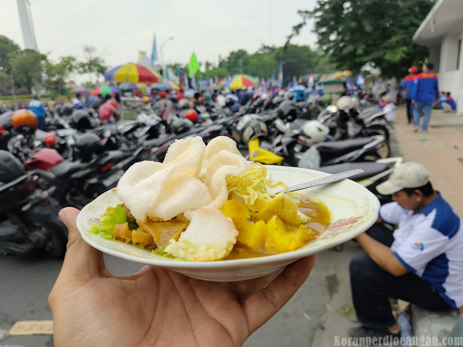 Perjuangan, Keringat, dan Sepiring Tahu Campur: Potret Aksi Buruh Jatim 2025