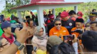 KSPI dan Partai Buruh Desak Pengurangan Disparitas Upah di Jawa Timur Saat Ziarah ke Makam Marsinah KSPI dan Partai Buruh Desak Pengurangan Disparitas Upah di Jawa Timur Saat Ziarah ke Makam Marsinah