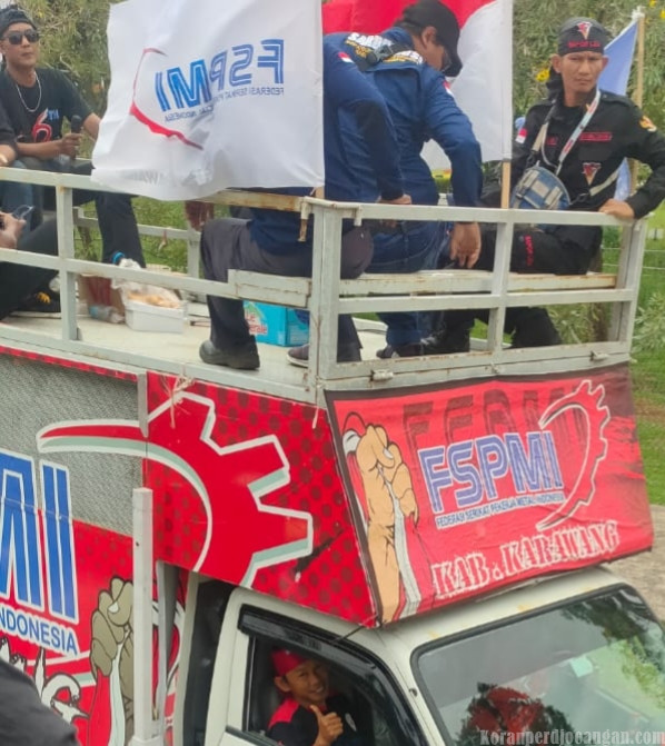 Mobil Komando FSPMI Karawang Menyisir Barisan Aksi: Wa Ugih Tegaskan Buruh Tak Akan Mundur!