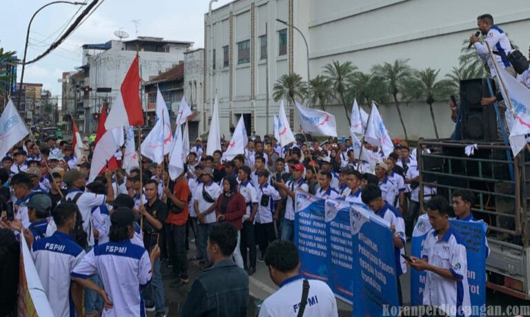 Buruh Perkebunan Gruduk Kantor Asian Agri Grup Minta Hentikan Perbudakan Terhadap Istri dan Anak