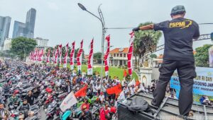 Ribuan Karyawan PT Pakerin Blokade Grahadi, Desak Pemprov Jatim Turun Tangan