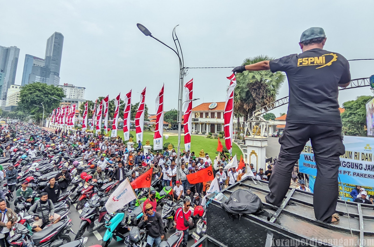Ribuan Karyawan PT Pakerin Blokade Grahadi, Desak Pemprov Jatim Turun Tangan