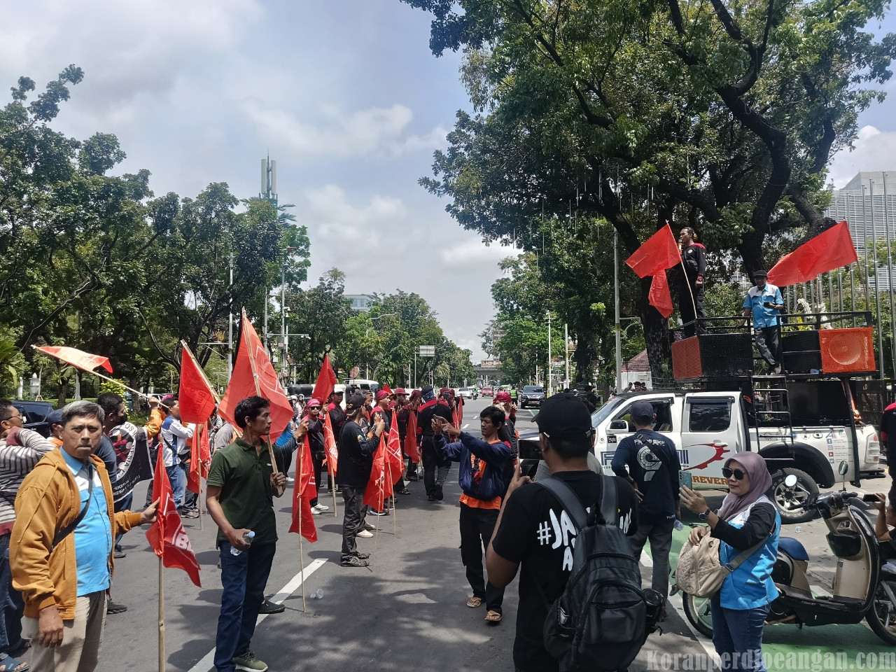 Aksi di Balaikota, Buruh DKI Menanti Keberanian Pramono Anung Tetapkan UMP 2026  Sesuai KHL 100 Persen