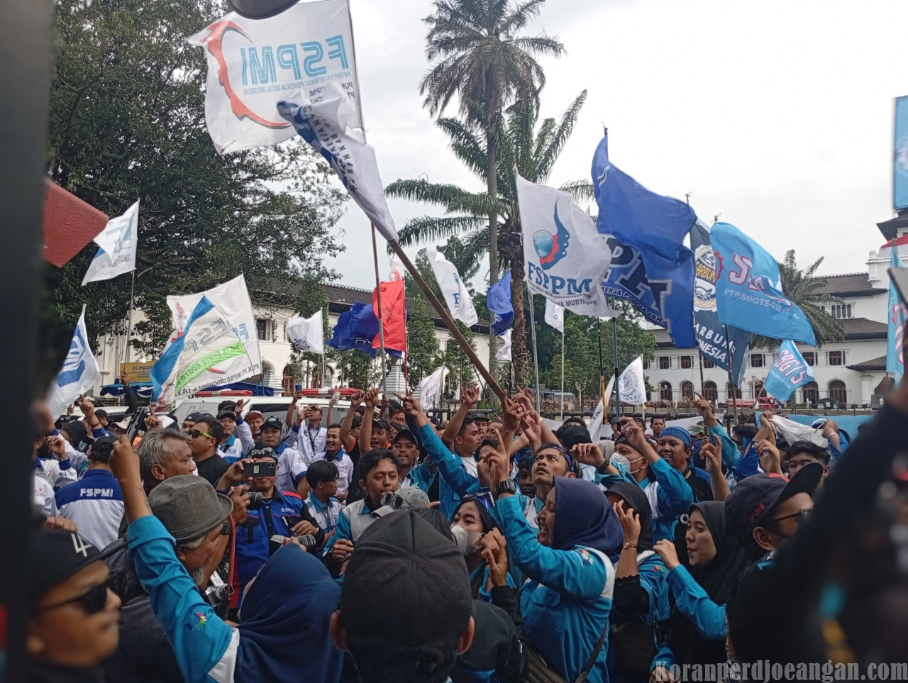 Ketika Dinas Ketenagakerjaan Berubah Menjadi Dinas Pengusaha Dalam Aksi Buruh di Rumah Bapak Aing