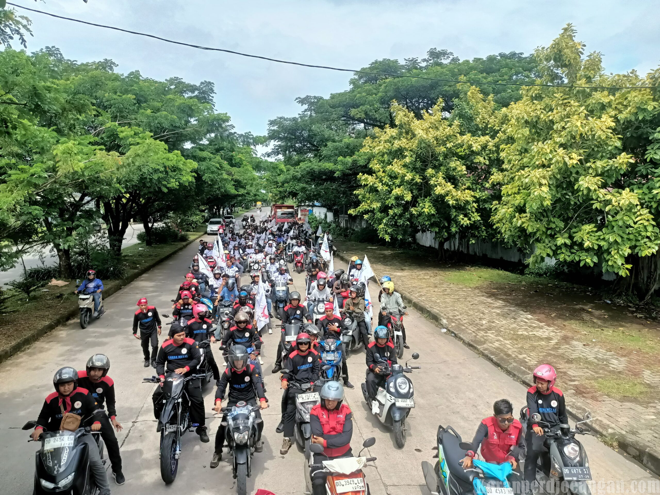 Kawal Pengesahan SK UMP & UMK 2026, Massa FSPMI Sulawesi Selatan Kepung Kantor Gubernur