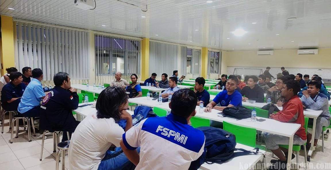 Antusias Anggota PUK SPL FSPMI PT. JFE Shoji dalam Konsolidasi Bersama Pimpinan Cabang