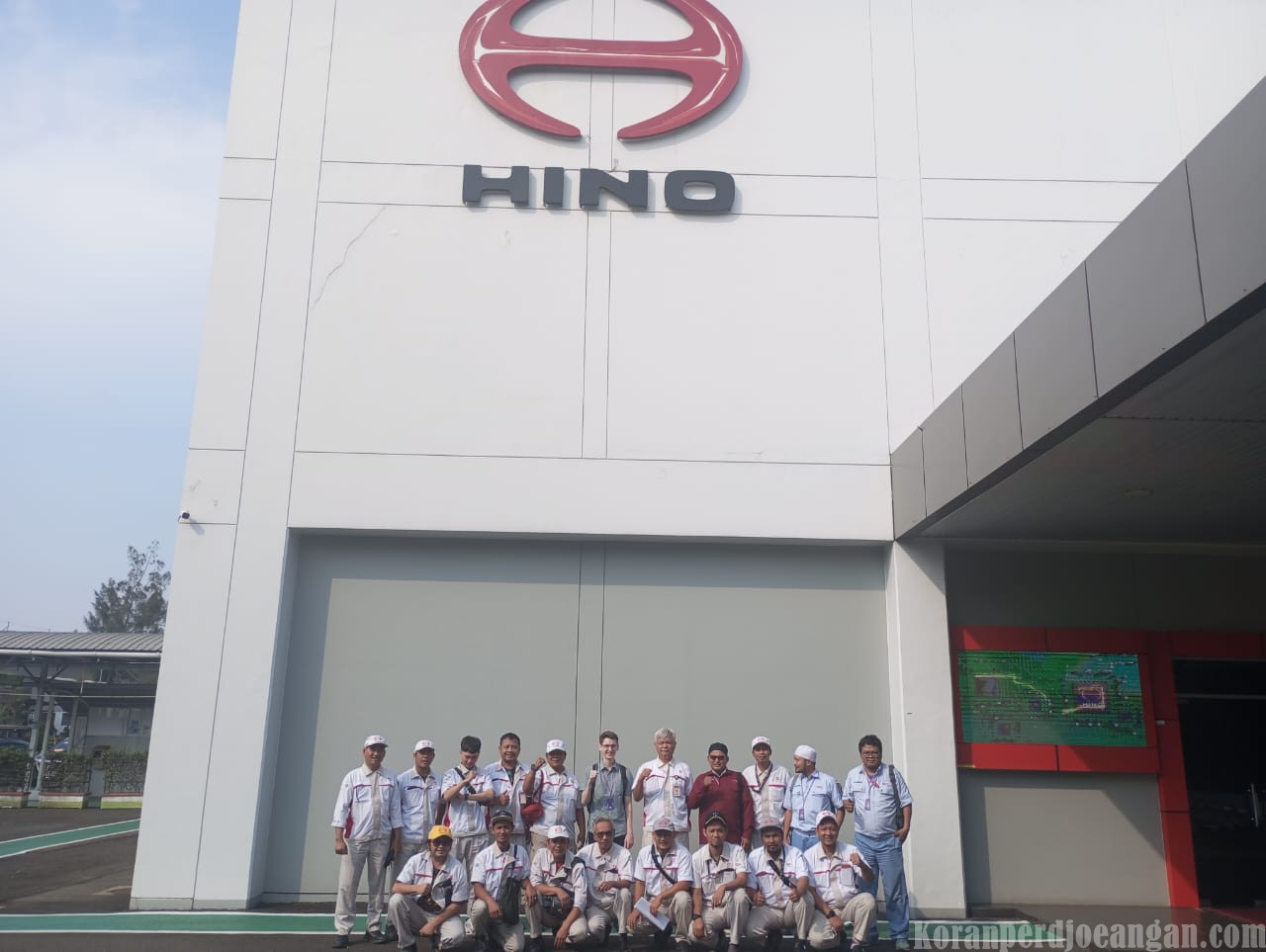 Mahasiswa Australia Sambangi Serikat Pekerja FSPMI PT Hino Bahas Isu Impor dan Dampak Industri