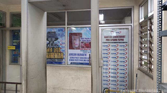 PUK SPAMK FSPMI PT NPMI Pasang Banner Perjuangan: “Solid, Kompak, dan Tidak Akan Pernah Mundur!”