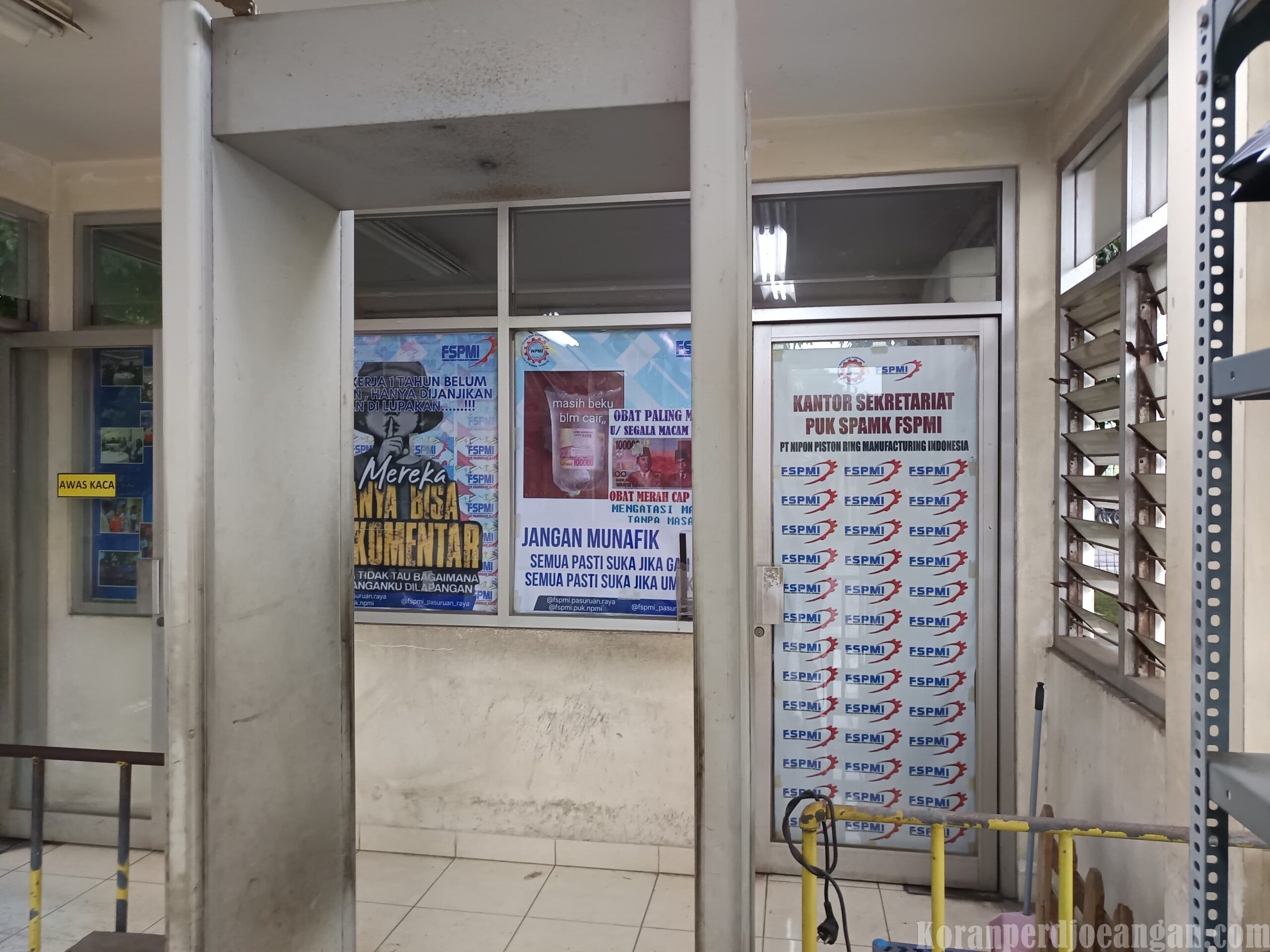 PUK SPAMK FSPMI PT NPMI Pasang Banner Perjuangan: “Solid, Kompak, dan Tidak Akan Pernah Mundur!”