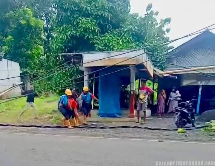 Pekerja Outsourcing PLN Garut Tewas Terjatuh Bersama Tiang Patah
