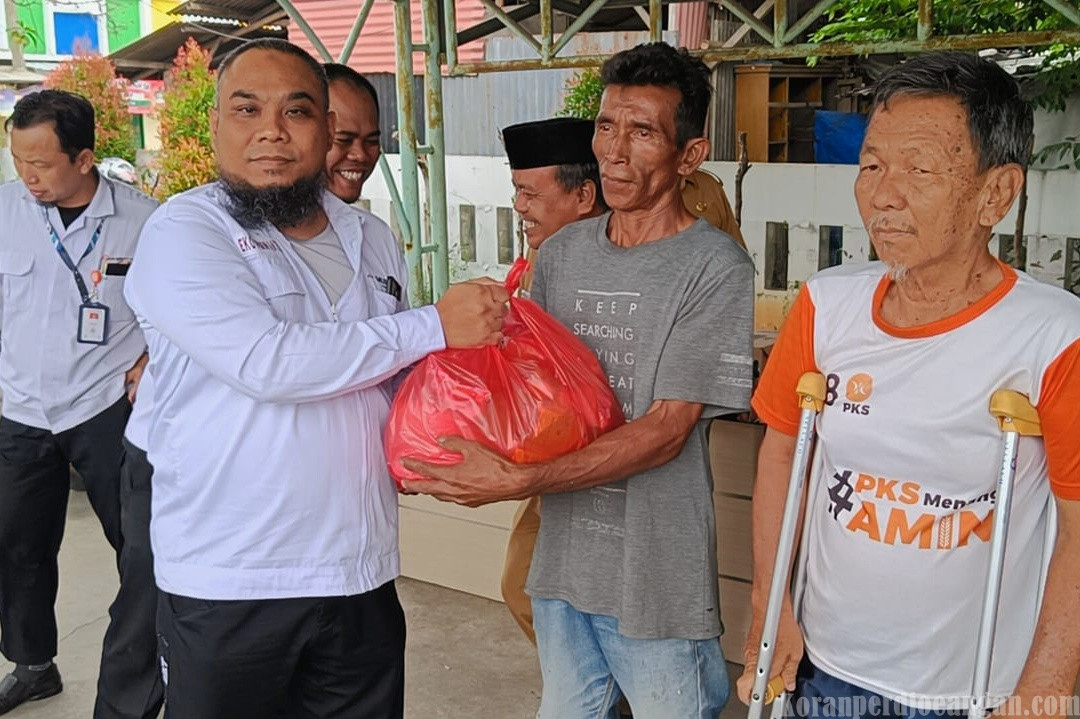 Serikat Pekerja FSPMI Musashi Kembali Bagikan Paket Sembako untuk Warga Sekitar