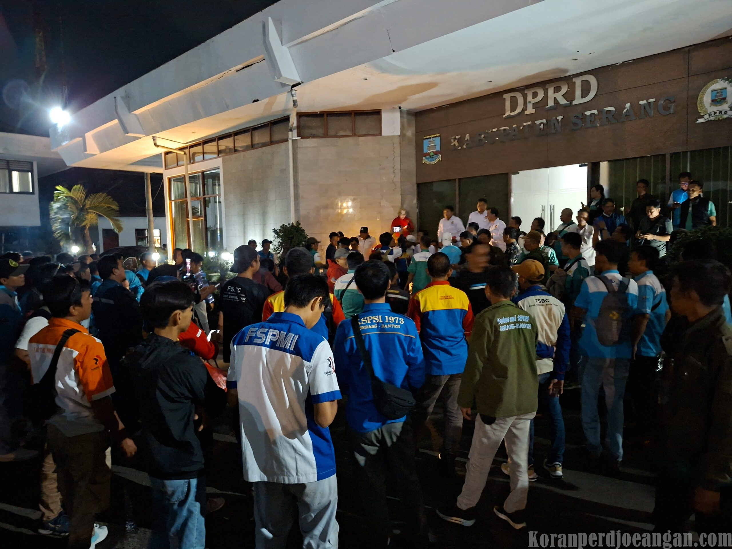 12 Jam Buruh Serang Banten Kawal Rapat Pleno UMK 2026